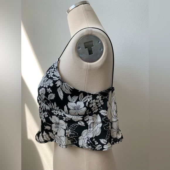 Satin Floral Bungee Strap Cropped Tank Top - Picture 11 of 15